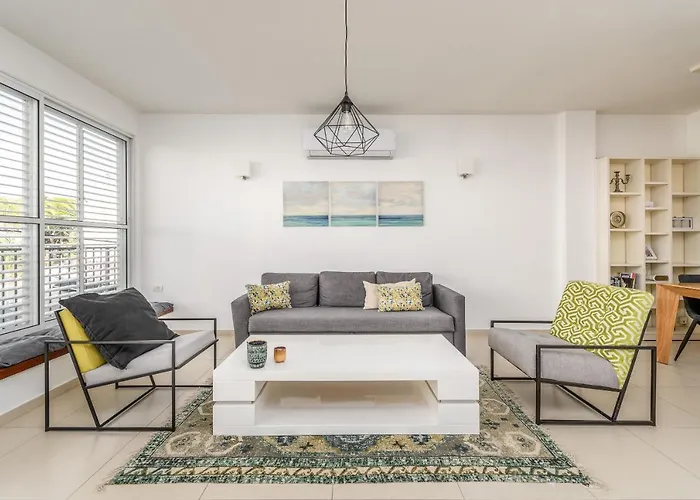 Port Area - Spacious 2 Bdr Close To The Port